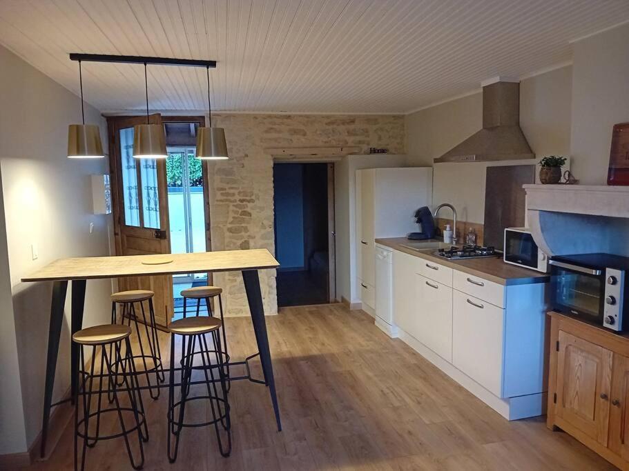 Petite Maison En Pierre Au Calme Avec Exterieur Montbellet Ngoại thất bức ảnh
